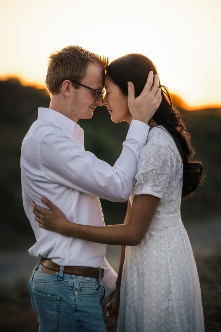 verlovingsshoot tijdens zonsondergang op wassenaarse slag