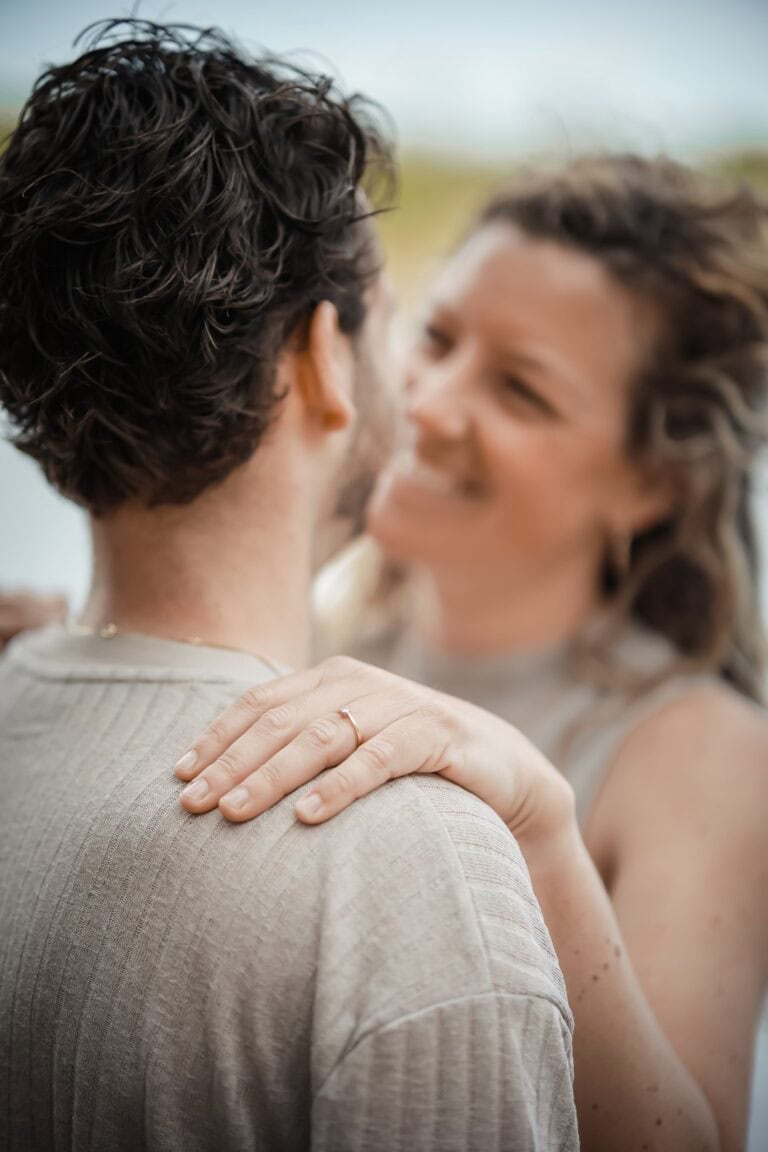 Trouwring portretfoto liefde en verloven in de natuur