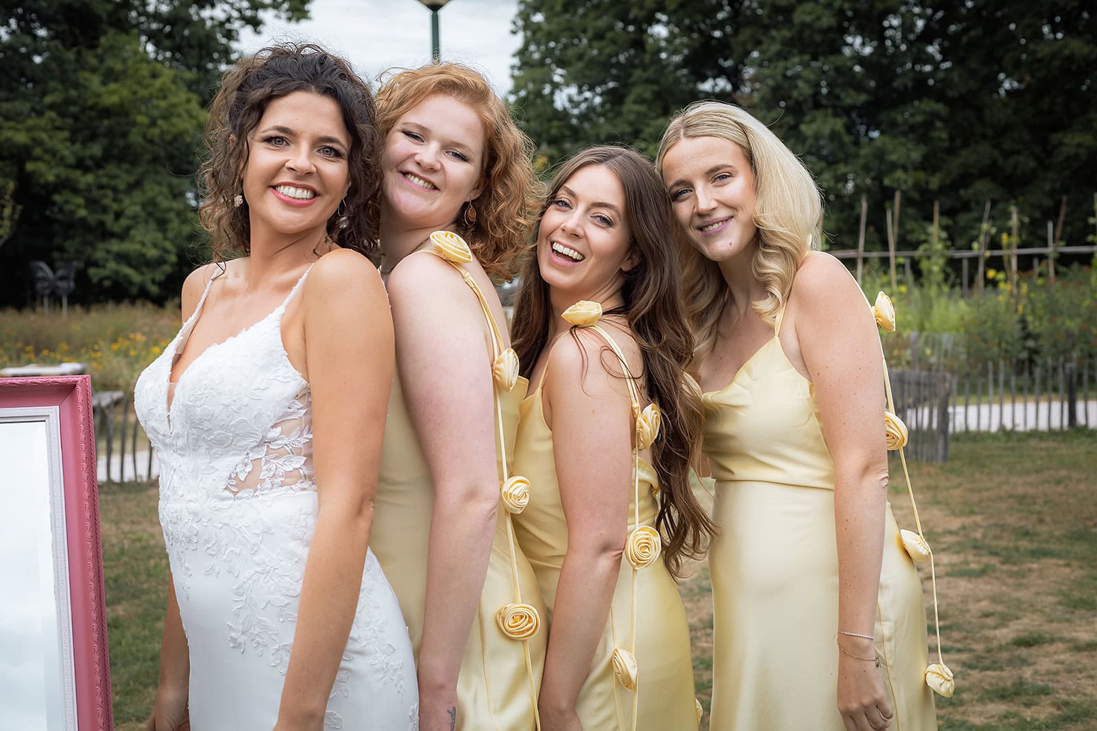 Bruid met drie vriendinnen in dezelfde gele jurk op een vrolijke groepsfoto