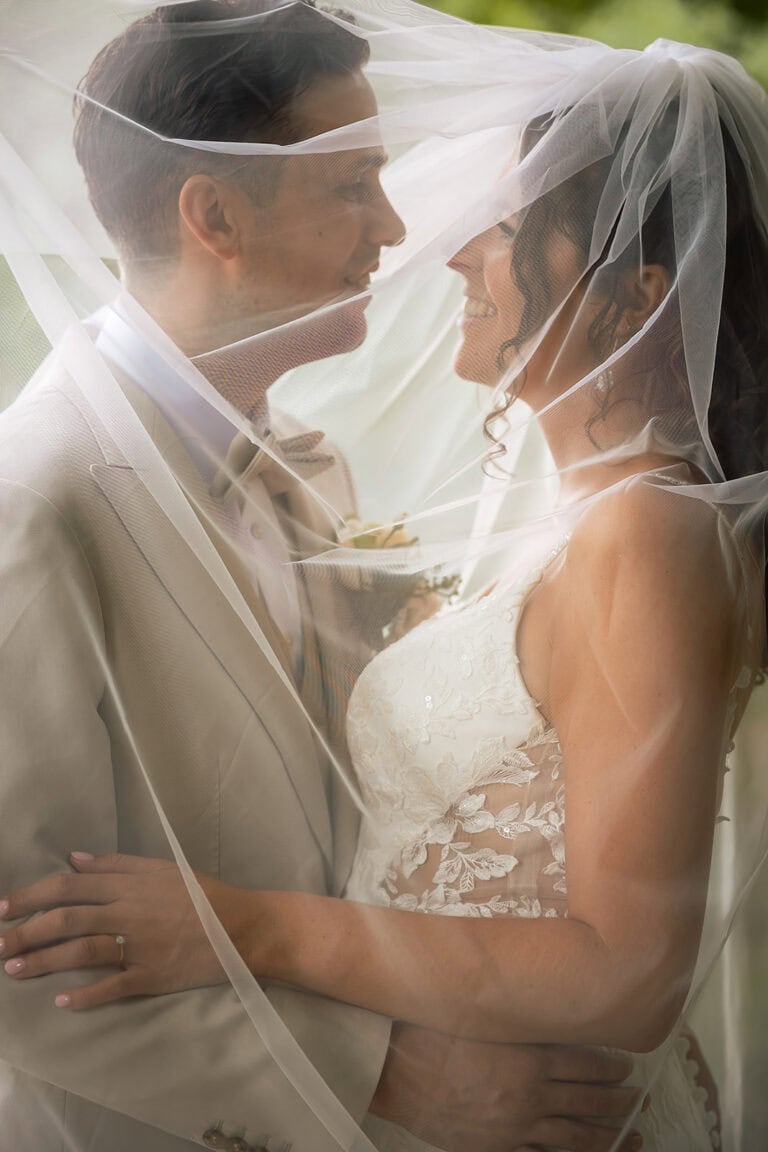 Heel mooie sluierfoto voor trouwalbum fotograaf bruiloft