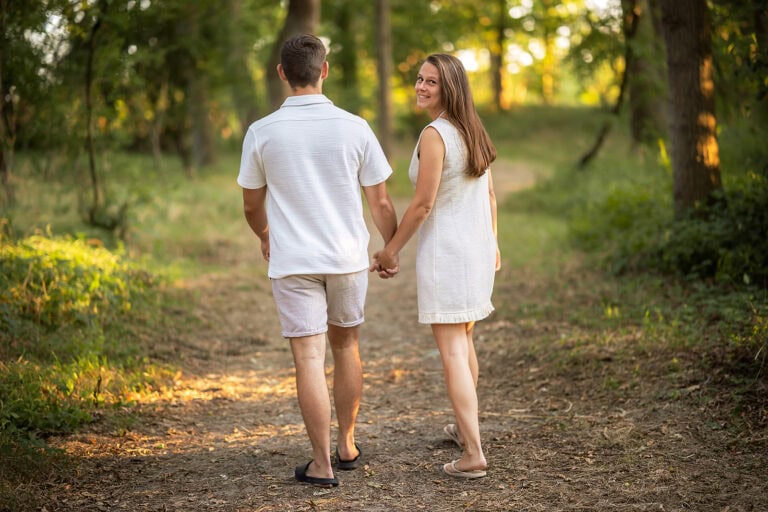 Romantische wandeling door het bos tijdens verlovingsshoot in Zuid-Holland