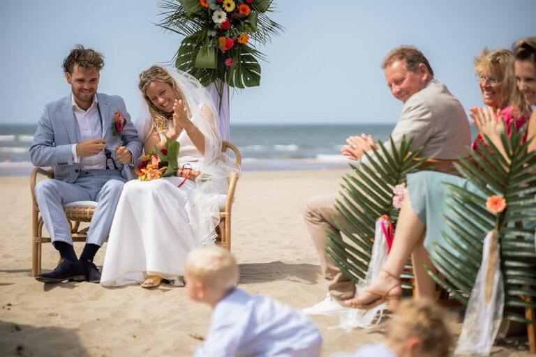 Bruiloft bij Tent 6 ceremonie zomer huwelijk strand trouwdag