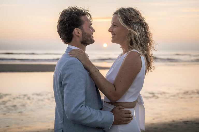 Zonsondergang bruiloft tent 6 Maartje en Tim Love Romantisch