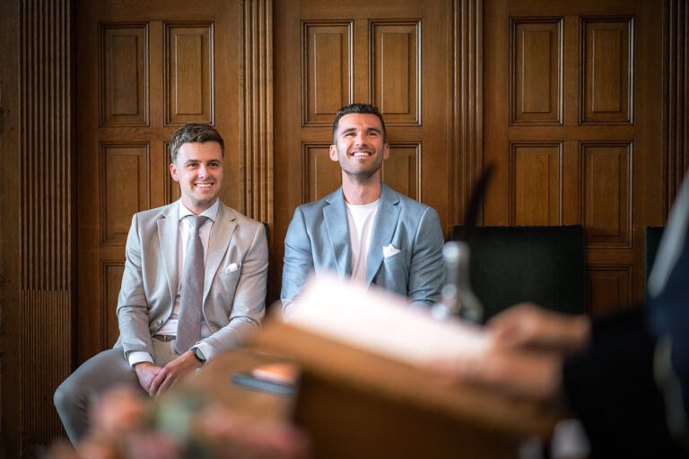 Twee bruidsjongens wachten in het stadhuis om te tekenen voor het bruidspaar