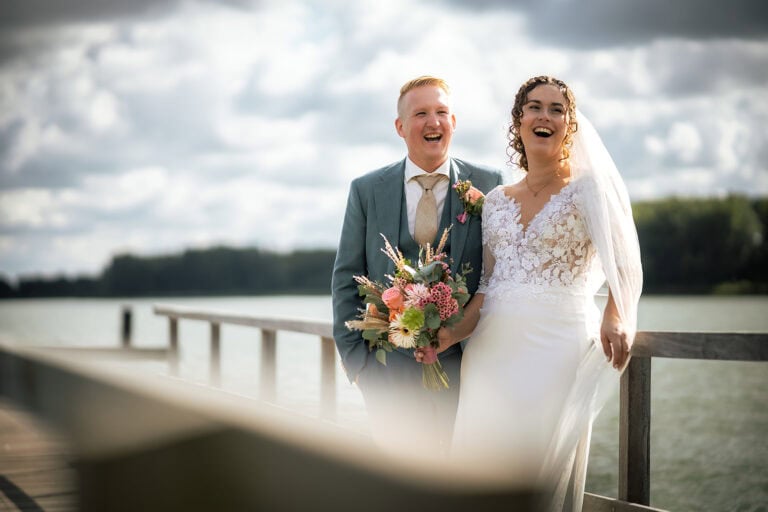 Bruidspaar Nienke en Steven op de steiger in Geestmerambacht tijdens hun bruiloft