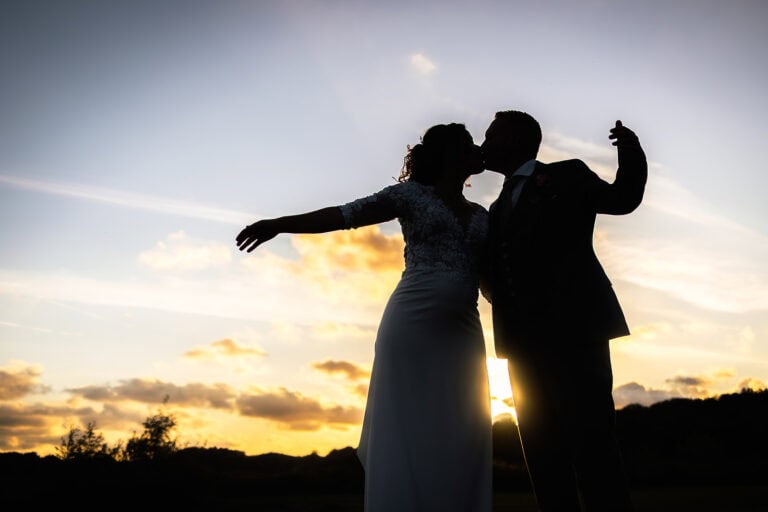 Bruidsfoto van Nienke en Steven bij zonsondergang in Gestmerambacht