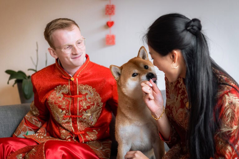 Gezellige thee ceremonie met bruid en Sheba de hond op de bank