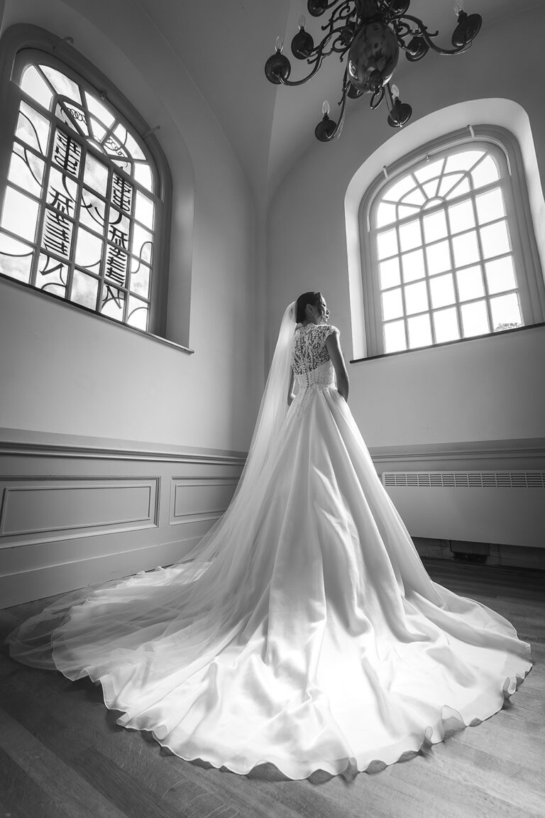 zwartwit jurk Den Haag bruiloft Oude kerk Voorburg