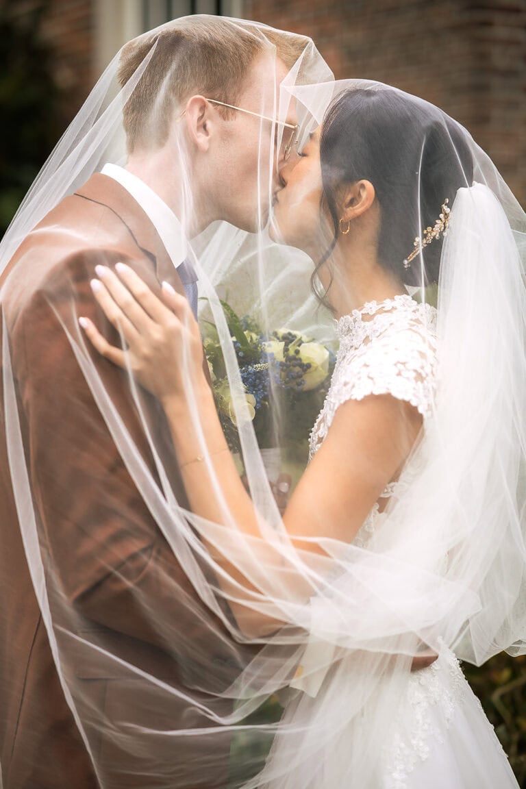 Bruiloft foto onder sluier aziatisch nederlands Voorburg