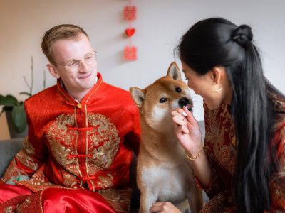 Gezellige thee ceremonie met bruid en Sheba de hond op de bank